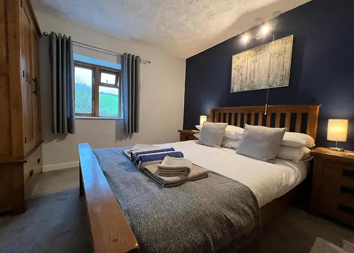 Penuwch Boathouse- Lakeside Rural Cottage Ideal For Families With Indoor Heated Pool