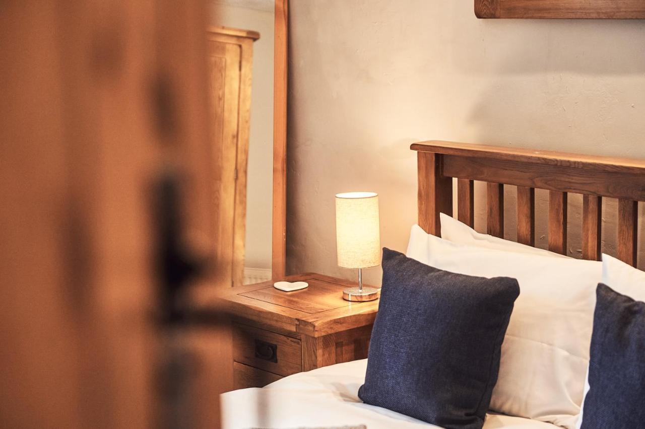 Penuwch Boathouse- Lakeside Rural Ideal For Families With Indoor Heated Pool *
