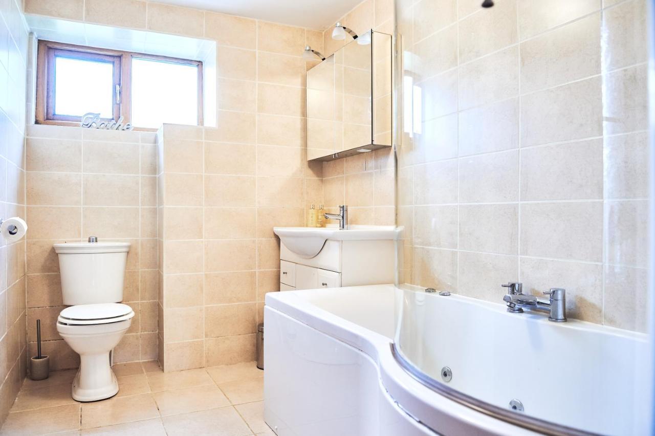 Penuwch Boathouse- Lakeside Rural Ideal For Families With Indoor Heated Pool *