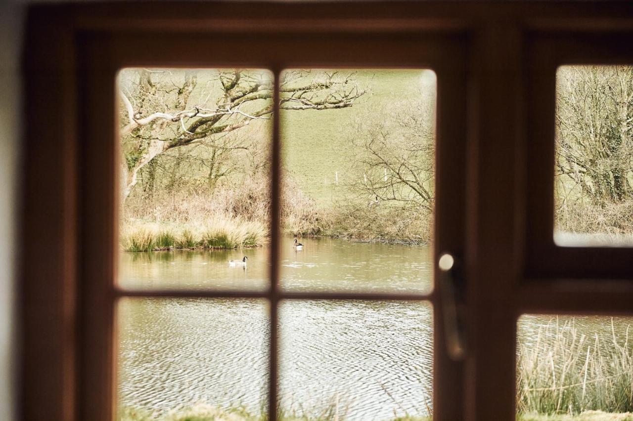 Penuwch Boathouse- Lakeside Rural Ideal For Families With Indoor Heated Pool Holiday home *