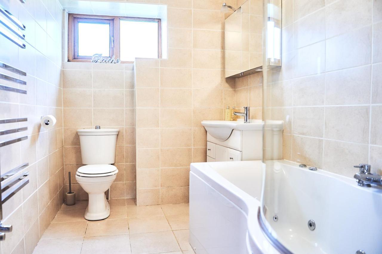 Holiday home Penuwch Boathouse- Lakeside Rural Ideal For Families With Indoor Heated Pool *