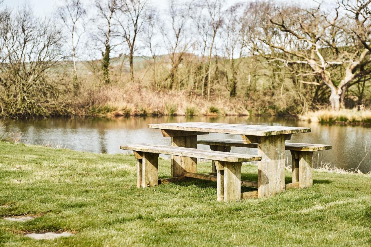 Holiday home Penuwch Boathouse- Lakeside Rural Ideal For Families With Indoor Heated Pool